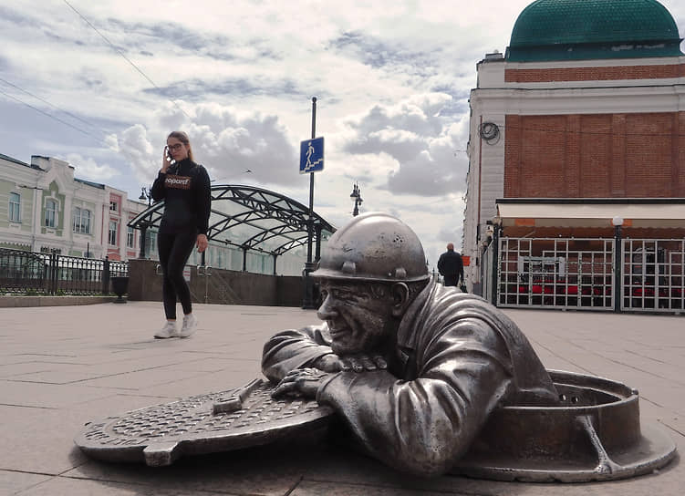 Памятник "Слесарь Степаныч" в Омске.