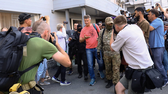 К Евгению Ройзману постучались