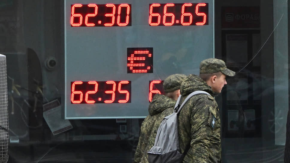 Каким образом ЦБ может сохранить обращение доллара в России