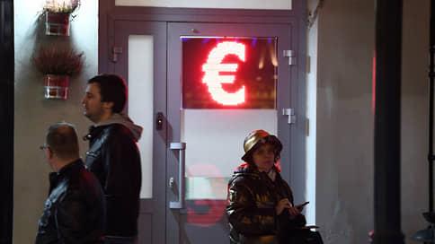 Рубль следует за трендом // Нацвалюта продолжает слабеть по отношению к доллару и евро