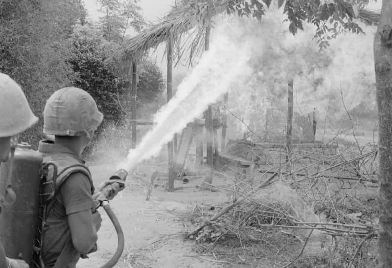 Военные применяют огнемет в рамках операции «Новый замок» во время Вьетнамской войны.