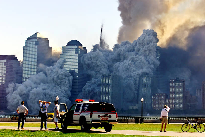 Обрушение башен Всемирного торгового центра 11 сентября 2001 года.