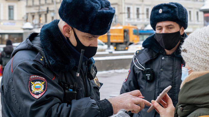 Паспорта переводят в «цифру»