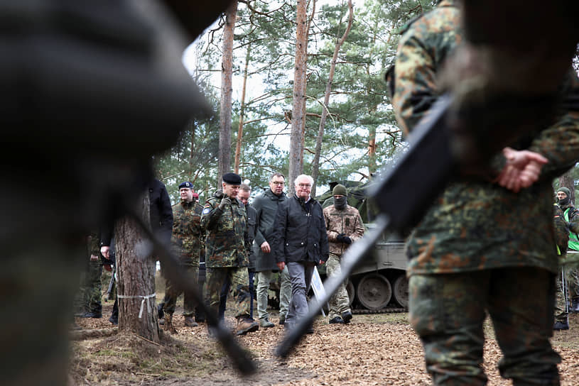 Министр обороны Германии Борис Писториус и президент Германии Франк-Вальтер Штайнмайер