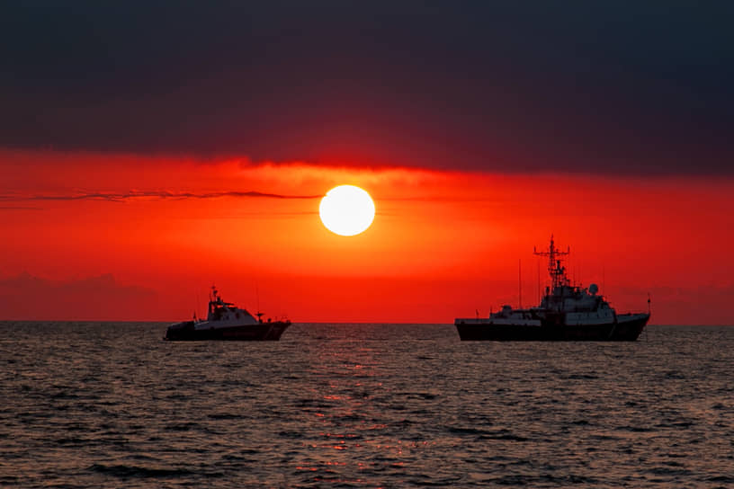 Виды Сочи. Жанровая фотография. Суда в акватории Морского порта на закате