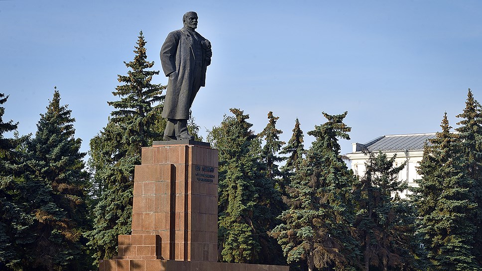 Как реагируют на ремонт памятника Ленину челябинцы