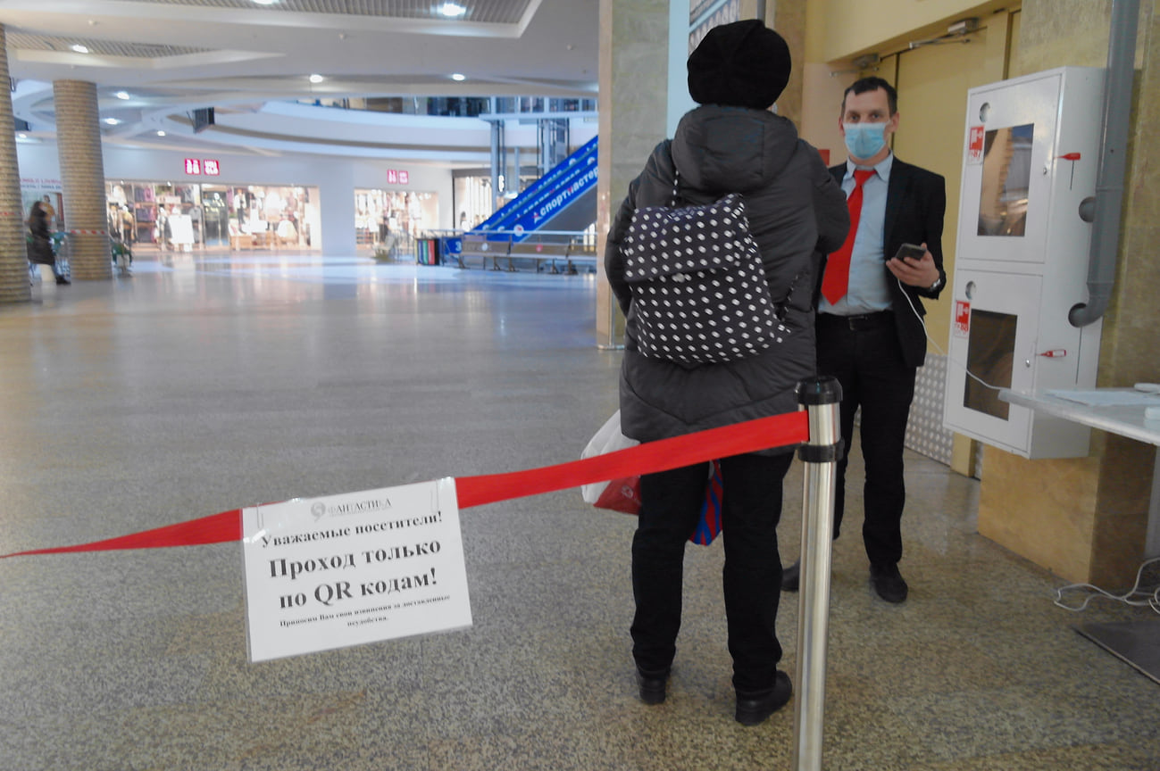 В будни торговые и торгово-развлекательные комплексы стали почти пустыми