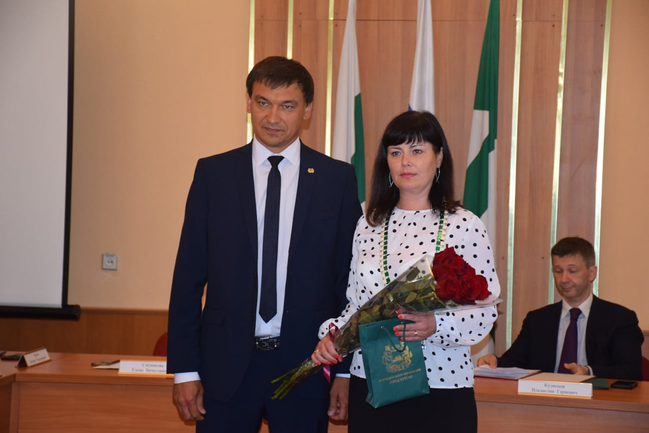 Елена Ситникова (справа) заняла пост мэра Кургана в 2021 году