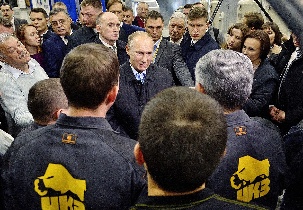Перед прибытием на форум Владимир Путин встретился с рабочими Челябинского компрессорного завода