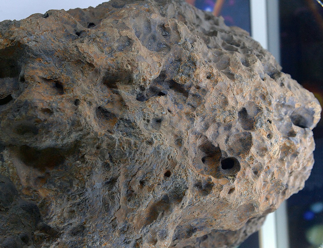 По своему классу метеорит «Челябинск» принадлежит к типу обыкновенный хондрит, в его составе есть железо, оливин и сульфиты