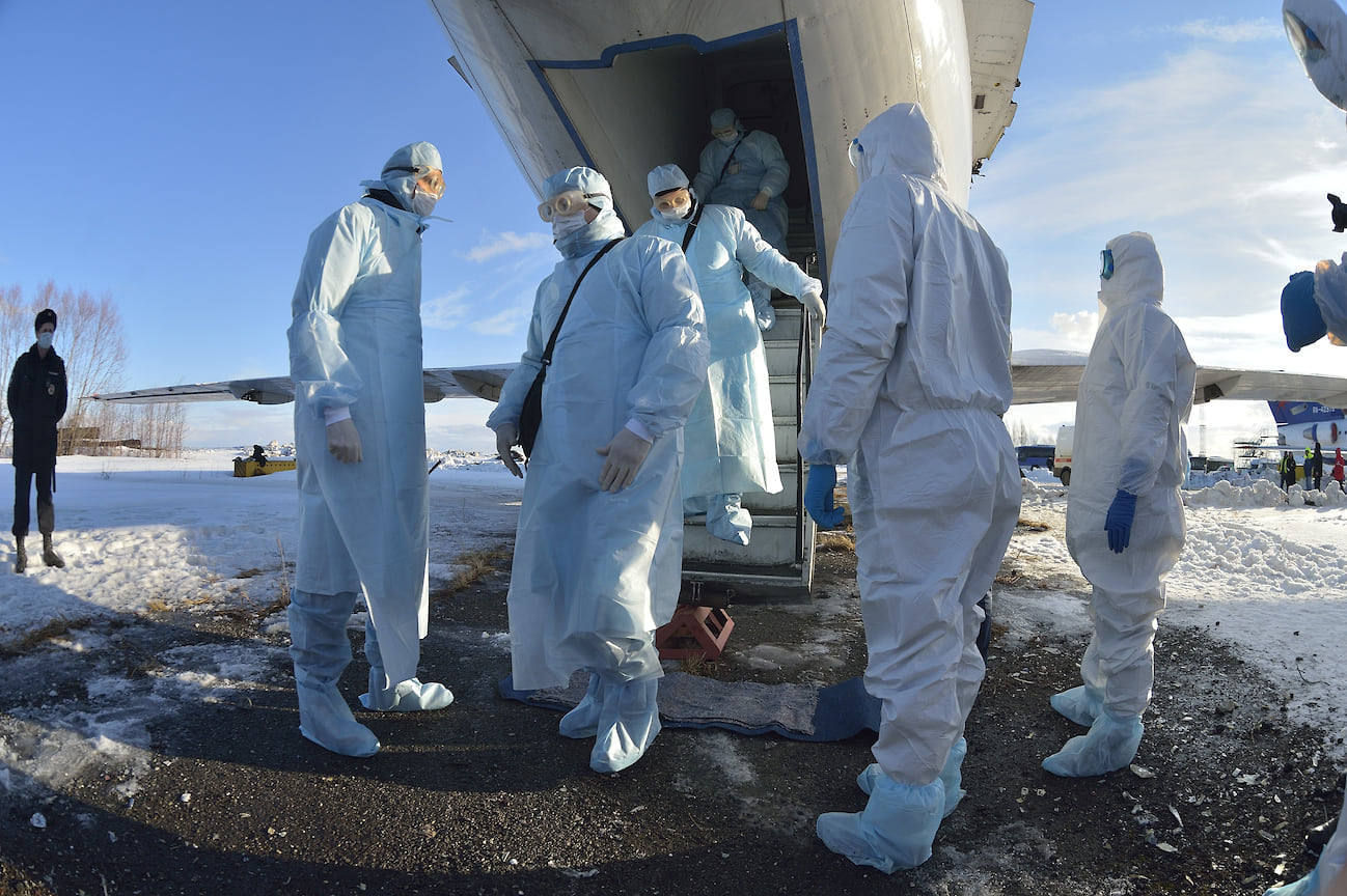 Учения по эвакуации пассажира с подозрением на коронавирус в аэропорту Челябинска