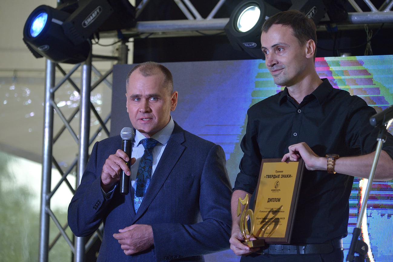 Первым статуэтку и диплом получил победитель в номинации «Полезный человек для бизнеса». Им стал Сергей Смольников (слева), в 2015-2019 годах возглавлявший министерство экономического развития Челябинской области.