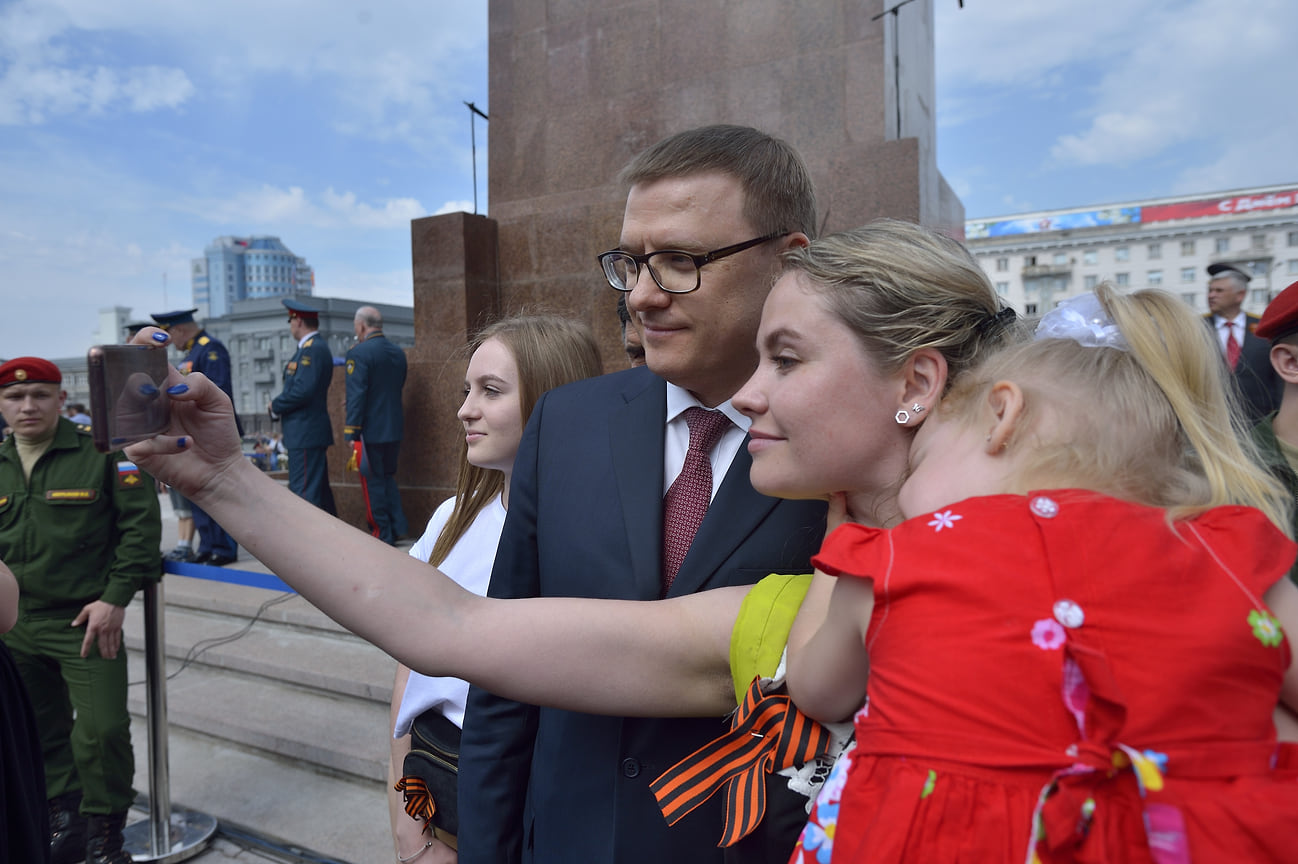 С самого начала работы в Челябинске новый глава региона стал часто появляться на публике и не отказывал южноуральцам в просьбе с ним сфотографироваться