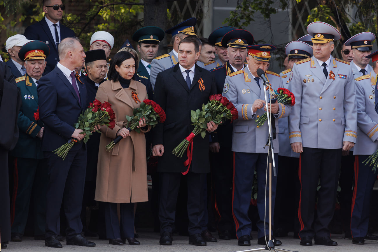 Празднование Дня Победы в Челябинске. Возложение цветов к Вечному огню