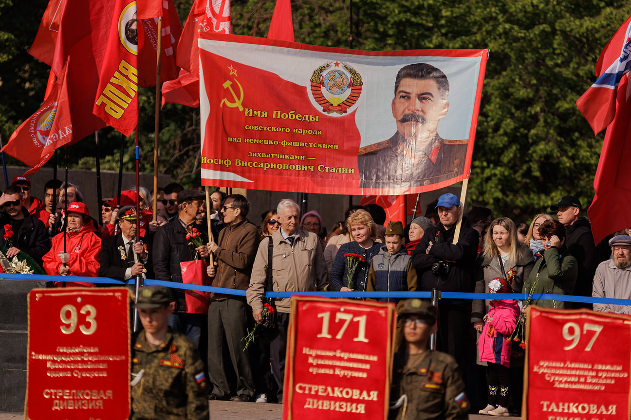 Празднование Дня Победы в Челябинске. Возложение цветов к Вечному огню