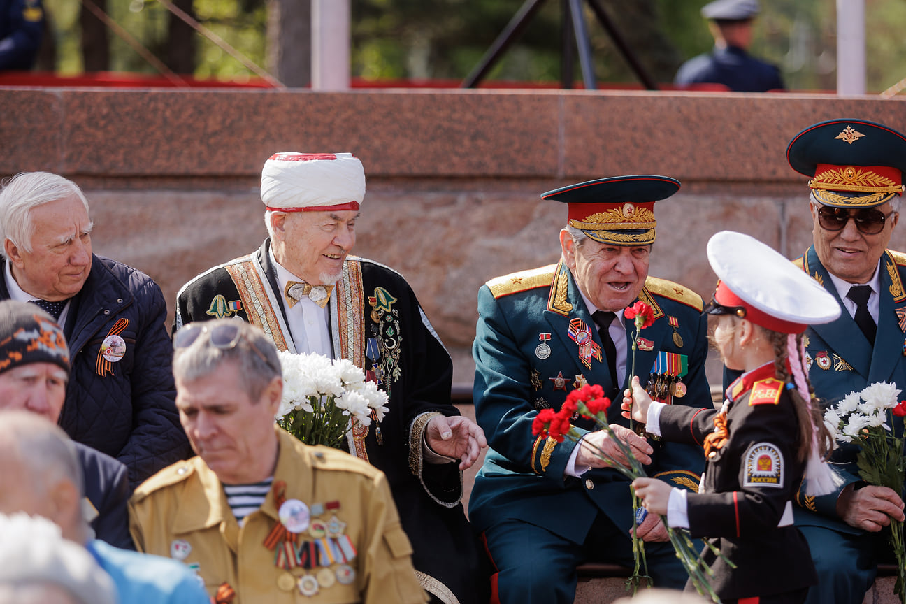 Празднование Дня Победы в Челябинске. Перед парадом на площади Революции