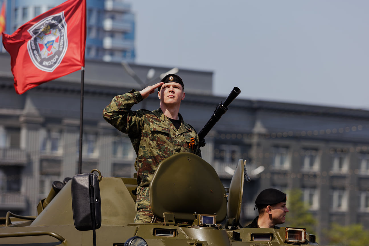 Празднование Дня Победы в Челябинске. Парад на площади Революции