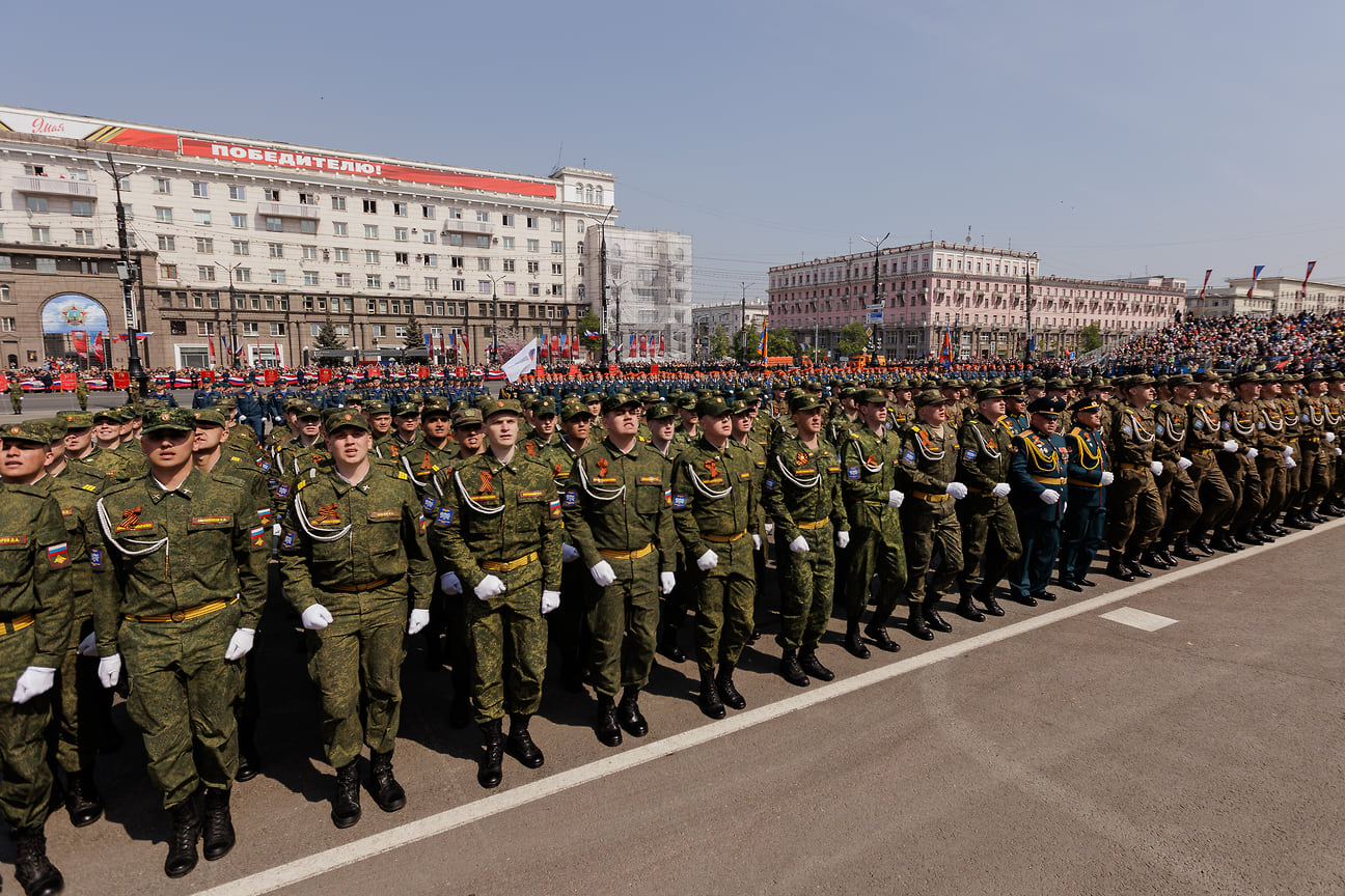 Празднование Дня Победы в Челябинске. Парад на площади Революции