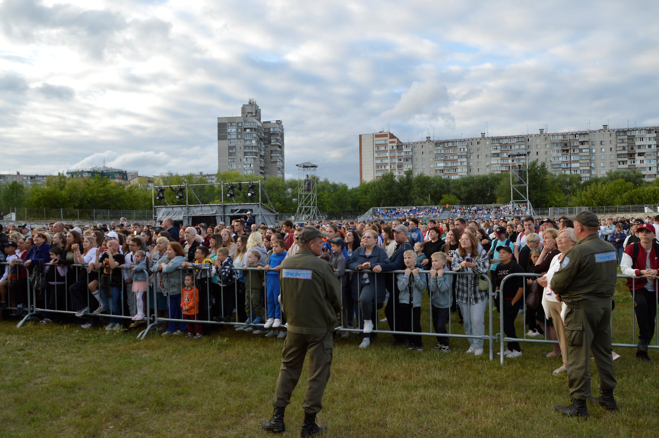 Праздничный концерт в честь дня металлурга на стадионе &quot;Восход&quot; в Ленинском районе Челябинска