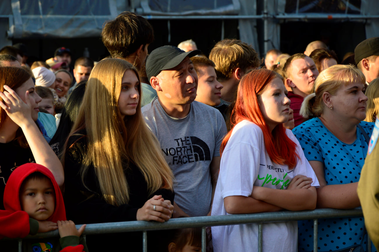 Праздничный концерт в честь дня металлурга на стадионе &quot;Восход&quot; в Ленинском районе Челябинска
