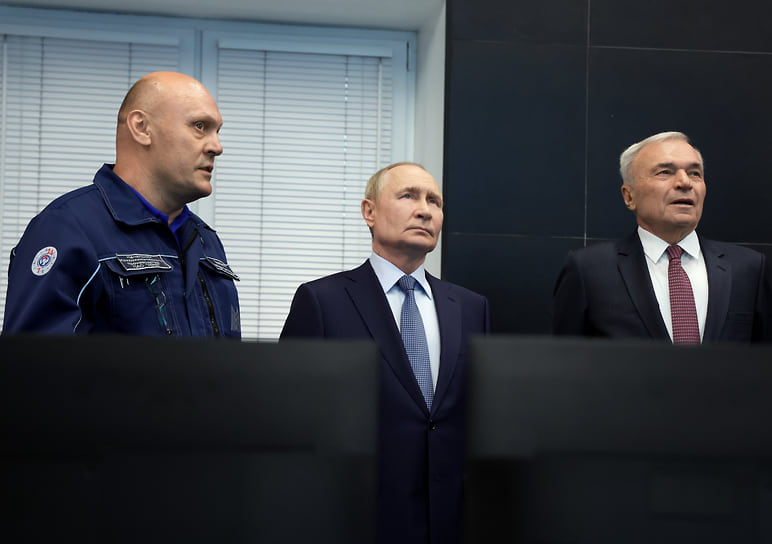 Слева направо: начальник Коксохимического производства ПАО «Магнитогорский металлургический комбинат» (ПАО «ММК») Андрей Анисимов, президент России Владимир Путин и председатель совета директоров ПАО «ММК» Виктор Рашников во время посещения Центрального поста управления коксовой батареи № 12 Магнитогорского металлургического комбината