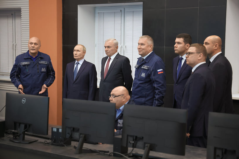 Слева направо: начальник Коксохимического производства ПАО «Магнитогорский металлургический комбинат» (ПАО «ММК») Андрей Анисимов, президент России Владимир Путин, председатель совета директоров ПАО «ММК» Виктор Рашников, генеральный директор ПАО «ММК» Павел Шиляев, министр промышленности и торговли России Антон Алиханов и губернатор Челябинской области Алексей Текслер во время посещения Центрального поста управления коксовой батареи № 12 Магнитогорского металлургического комбината