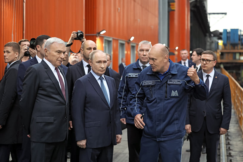Слева направо: председатель совета директоров ПАО «ММК» Виктор Рашников, президент России Владимир Путин, генеральный директор ПАО «ММК» Павел Шиляев, начальник Коксохимического производства ПАО «Магнитогорский металлургический комбинат» (ПАО «ММК») Андрей Анисимов и губернатор Челябинской области Алексей Текслер во время осмотра коксовой батареи № 12 Магнитогорского металлургического комбината