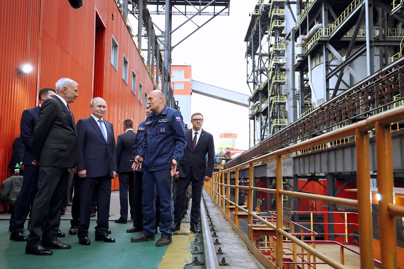 Председатель совета директоров ПАО «ММК» Виктор Рашников (второй слева), президент России Владимир Путин (в центре), начальник Коксохимического производства ПАО «Магнитогорский металлургический комбинат» (ПАО «ММК») Андрей Анисимов (второй справа) и губернатор Челябинской области Алексей Текслер (справа) во время осмотра коксовой батареи № 12 Магнитогорского металлургического комбината