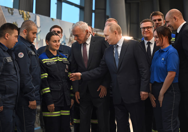 Президент России Владимир Путин (в центре), председатель совета директоров ПАО «Магнитогорский металлургический комбинат» Виктор Рашников (четвертый слева) и губернатор Челябинской области Алексей Текслер (четвертый справа) во время осмотра цеха машиностроительной продукции на территории ПАО «Магнитогорский металлургический комбинат»