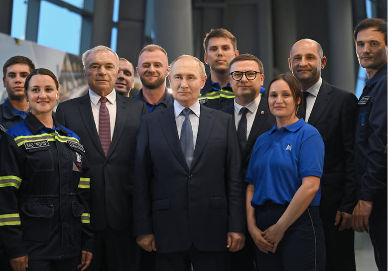 Президент России Владимир Путин (в центре), председатель совета директоров ПАО «Магнитогорский металлургический комбинат» Виктор Рашников (третий слева), губернатор Челябинской области Алексей Текслер (четвертый справа) и полномочный представитель президента России в Уральском федеральном округе Артем Жога (второй справа) во время осмотра цеха машиностроительной продукции на территории ПАО «Магнитогорский металлургический комбинат»
