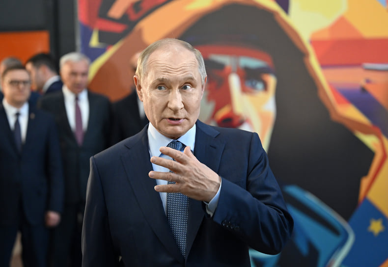 Президент России Владимир Путин во время осмотра цеха машиностроительной продукции на территории ПАО «Магнитогорский металлургический комбинат»