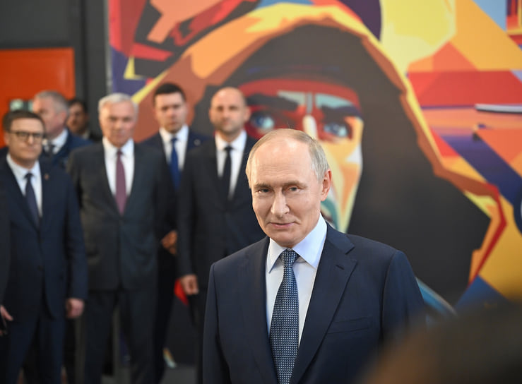 Президент России Владимир Путин (справа) и губернатор Челябинской области Алексей Текслер (слева) во время осмотра цеха машиностроительной продукции на территории ПАО «Магнитогорский металлургический комбинат»