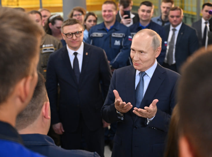 Президент России Владимир Путин (справа) и губернатор Челябинской области Алексей Текслер (слева) во время осмотра цеха машиностроительной продукции на территории ПАО «Магнитогорский металлургический комбинат»