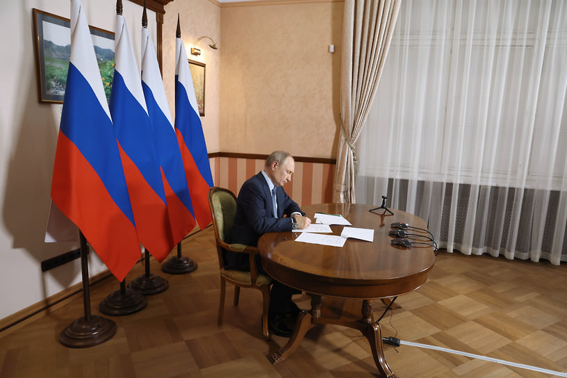 Президент России Владимир Путин во время церемонии открытия участка «Дюртюли — Ачит» автомобильной дороги М-12 «Восток» в режиме видеоконференции