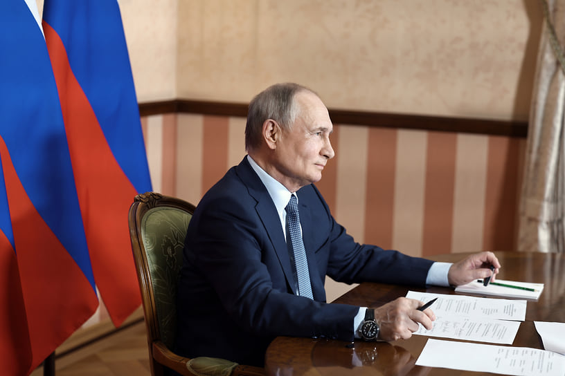 Президент России Владимир Путин во время церемонии открытия участка «Дюртюли — Ачит» автомобильной дороги М-12 «Восток» в режиме видеоконференции