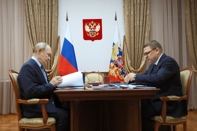 Президент России Владимир Путин (слева) и губернатор Челябинской области Алексей Текслер (справа) во время встречи в Магнитогорске