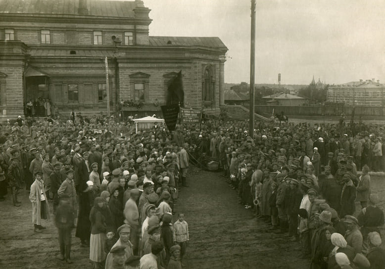 Похороны у Народного дома в Челябинске сотрудника Челябинской ЧК Белопашенцева, погибшего во время Курганского восстания. 27 апреля 1921 года. Некрополь у Народного дома в Челябинске был местом захоронения борцов за Советскую власть. Он располагался на площади Революции с 1920 по 1950 годы. Идея создания мемориальных захоронений, подобно Красной площади в Москве, была предложена в 1919 году. В 1950 году прах революционеров и летчиков, погибших в Гражданскую войну, был перенесен на Митрофановское кладбище.