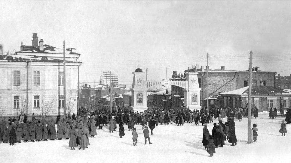 Арка, установленная в 1922 году при выходе улицы Рабоче-Крестьянской (ныне улица Кирова) на площадь Революции. Одно из центральных мест города было выбрано молодой советской властью для пропаганды новых идеалов. Деревянная конструкция была украшена советской символикой: две колонны с пятиконечными звездами и красными стягами соединялись аркой с серпом и молотом. Она простояла несколько лет и, вероятно, была демонтирована в середине 1920-х годов.