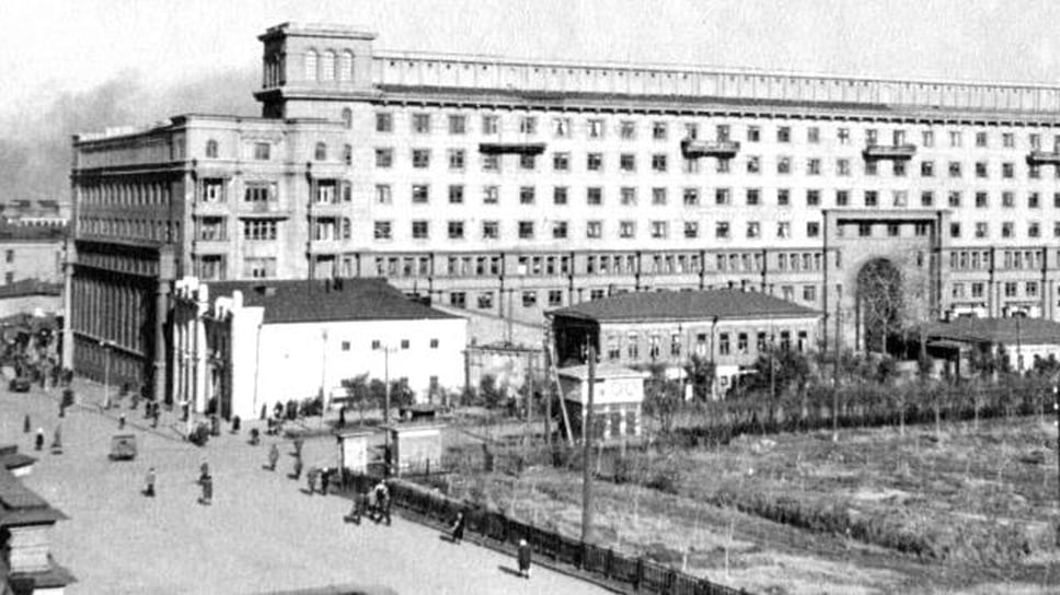 Северная часть площади Революции до реконструкции. 1947 год