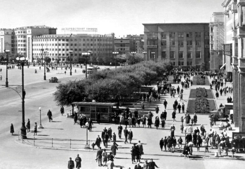 Бульвар у гастронома «Центральный». На заднем плане — здания Челябинского обкома КПСС и гостиницы «Центральная». 1960-е годы