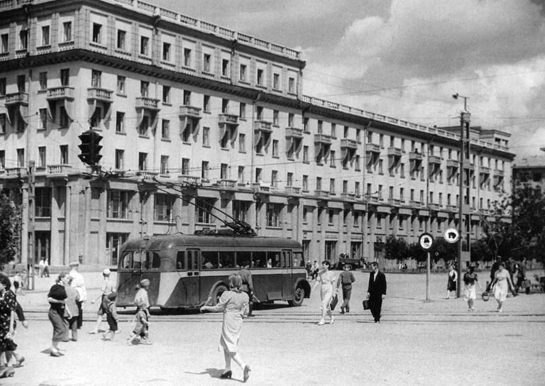 Гостиница «Южный Урал». 1945 год. Здание, построенное на месте Одигитриевского женского монастыря, стало значимым архитектурным объектом города. Первая очередь, включающая крыло со стороны проспекта Ленина, была завершена в конце 1937 года, а полностью гостиница сдана в 1941 году. Во время Великой Отечественной войны здесь проживали актеры Малого театра. Нижний этаж здания долгое время занимал специализированный магазин «Уральская книга».