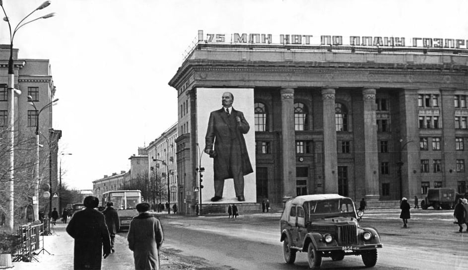 Здание «Челябэнерго». 1975 год. Его строительство было завершено в 1955 году. Это здание эпохи сталинской архитектуры, имеет пять этажей, с расположенными ближе к одному углу колоннами. Количество колонн, которые не выходят за пределы фасада — пять. Но расположены они не по центру, что создавало бы симметрию в планировке, а с краю, образуя портик — своеобразный навес, крыльцо. Остальные девять колонн выполнены в форме пилястр.