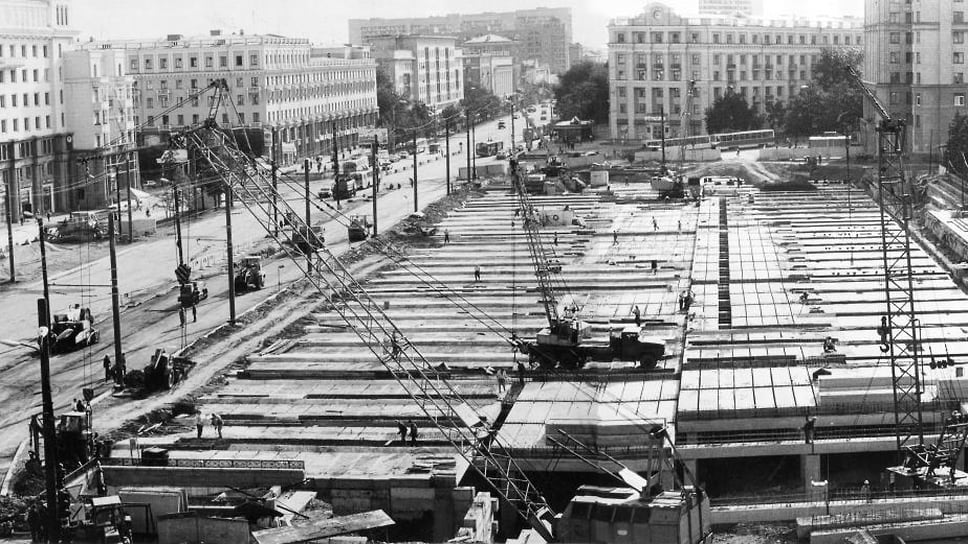 Строительство подземного торгового комплекса «Никитинский». 1998 год. Это был первый крупный торговый комплекс в постсоветском Челябинске. Его открыли в сентябре 1999 года. Свое называние подземный гипермаркет получил в честь собственника — предпринимателя Артура Никитина. Подземный гипермаркет имеет площадь 14 тыс. кв. метров.