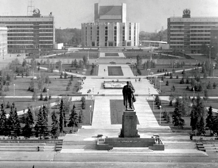 Сквер на площади Революции после реконструкции. Начало 1980-х годов. Последняя масштабная реконструкция сквера проводилась в 1970-е годы. До этого сквер отличался бурными зелеными насаждениями, роскошными газонами и аллеями. Казалось, что в центре города находится небольшая роща. В 1970-х годах «зеленая площадь» резко сократилась, зато добавились фонтан в гранитном и мраморном обрамлении с ажурным каслинским литьем, малые архитектурные формы, каменная плитка. На территории высадили около сотни голубых елей.