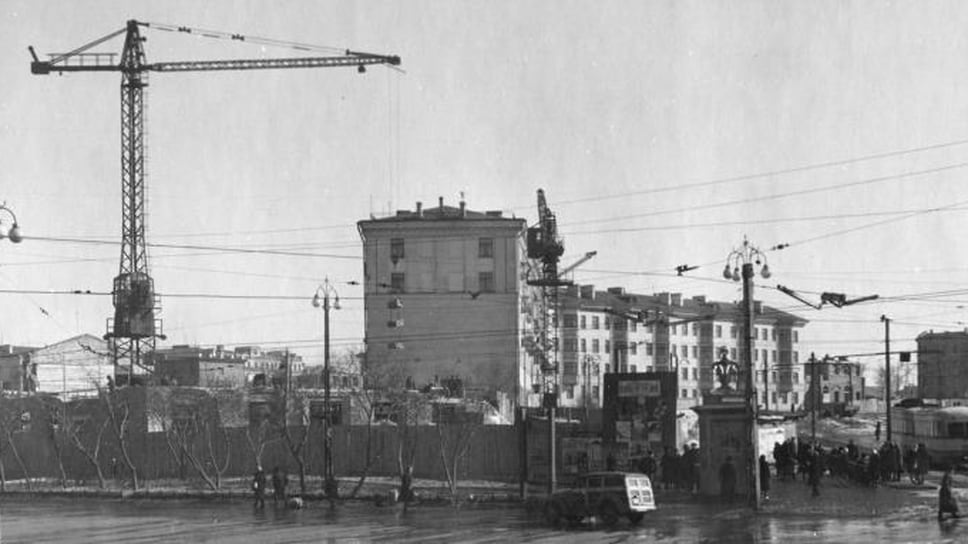 Строительство жилого дома для работников радиозавода с магазином «Ритм». Начало 1950-х годов