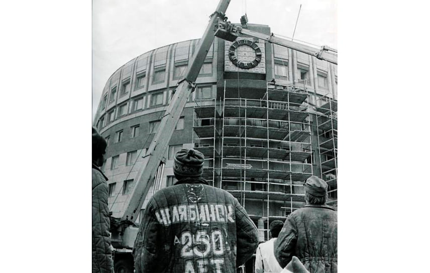 Монтаж главных городских курантов. 1993 год. Часы на здании арбитражного суда появились в ходе реконструкции здания в начале 1990-х годов — были достроены два этажа и добавлены куранты. Их изготовили в 1977 году в Ереване.
