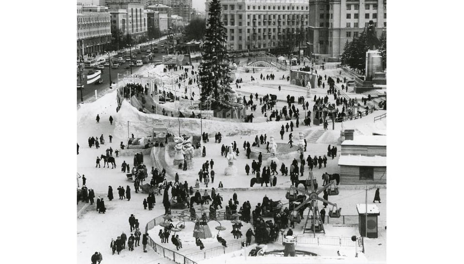 Снежный городок на площади Революции. 1997 год. В конце 1940-х годов привычный всем ледовый городок в центре Челябинска называли новогодним детским базаром. В канун Нового года в центре площади ставили украшенную игрушками елку со звездой на верхушке и деревянную горку — «катушку», все остальное место занимали ларьки торговцев. Из года в год антураж городков был по-советски скромен. Ель, деревянная горка и каток долгое время были единственным украшением площади Революции. И лишь ближе к 1970-м годам на площади стали появляться единичные снежные фигуры больших масштабов. Тогда же в городке начали строить первые снежные горки. Они были небольшими и привлекали в основном маленьких детей. С годами компанию Деда Мороза и Снегурочки на площади Революции разбавили другие скульптуры. Снег для них собирали по окрестностям. Масштабный снежный дракон появился на площади Революции в 1976 году. А к 1981 году вперемешку со снежными скульптурами на главной площади Челябинска появились фигуры изо льда.