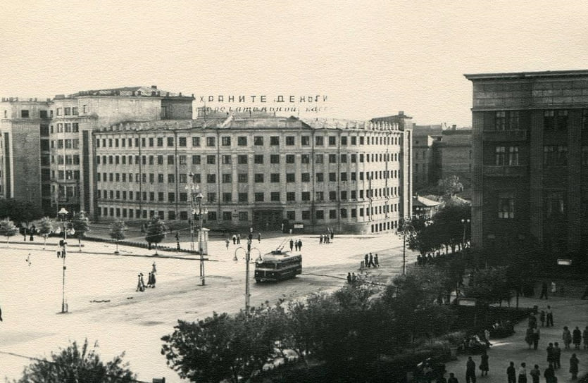 Здание гостиницы «Центральная», ул. Воровского, 2. 1950 год. По проекту московского архитектора И. Ипполитова в 1934 году на перекрестке улицы Спартака (ныне проспект Ленина) и улицы Воровского было построено здание первой гостиницы Челябинска. В послевоенные годы помимо гостиницы «Центральная» и кафе «Заря» (со стороны ул. Воровского), размещались различные организации и учреждения, также одно из общежитий педагогического института. В 1970-е годы на крыше, поверх центральной части фасада, выходящей на площадь, было установлено первое в городе электронное устройство типа «бегущей строки». Сегодня в здании размещается арбитражный суд и более 20 различных учреждений.