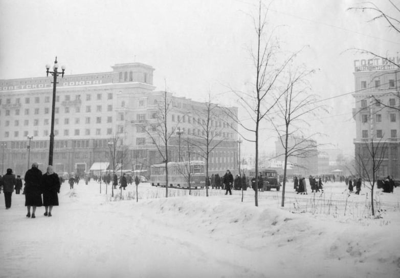 Площадь Революции зимой. 1961 год