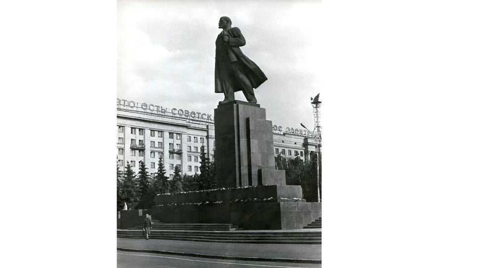 Памятник В.И. Ленину на площади Революции. Скульпторы Л. Головницкий, В. Зайков; архитектор Е. Александров. 1965 год. Монумент был установлен в 1959 году. Бронзовая скульптура была изготовлена на ленинградском заводе «Монументскульптура». Скульптура высотой 5 метров установлена на гранитный постамент с трибуной, общая высота которых около 10 метров. Для их изготовления использован полированный красный гранит. В 1970-х годах, после реконструкции, ширина постамента была увеличена.